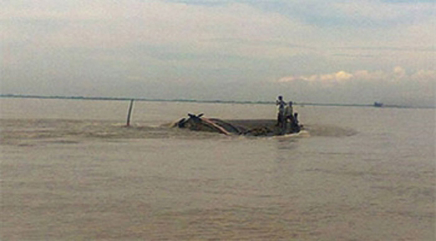 ধলেশ্বরীতে যাত্রীবাহী ট্রলারডুবি, নিখোঁজ ১০