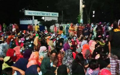 নানা অনিয়মের বিরুদ্ধে বিক্ষোভ করছেন খুলনা বিশ্ববিদ্যালয়ের ছাত্রীরা