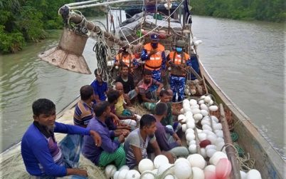 বাগরেহাট শ্যালাচর এলাকায় ইঞ্জিন বিকল হয়ে ভাসতে থাকা ফিশিং ট্রলার হতে ১৩ জেলেকে জীবিত উদ্ধার করল কোস্টর্গাড