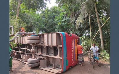 তালায় বাস উল্টে একজন নিহত, আহত ৭