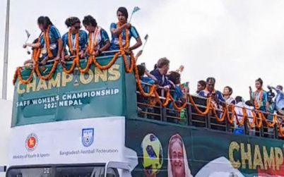 ছাদখোলা বাসে সাবিনারা, পথে পথে ভালোবাসায় সিক্ত