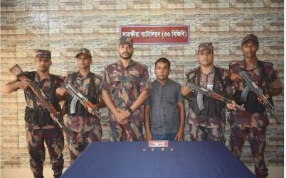 সাতক্ষীরায় চারটি সোনার বারসহ মোটরসাইকেল আরোহী আটক