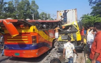 ফেনীতে বাস-কাভার্ড ভ্যানের মুখোমুখি সংঘর্ষ, নিহত ৪
