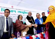 খুলনায় ২’শ ৭২ শ্রমিককে এক কোটি ৪০ লাখ টাকা আর্থিক সহায়তার চেক দিলেন শ্রম প্রতিমন্ত্রী