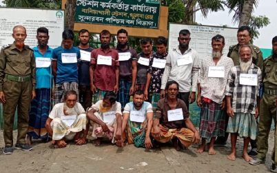 সুন্দরবনে বিষ দিয়ে মাছ শিকার ৫ নৌকা সহ ১৪ জেলে আটক