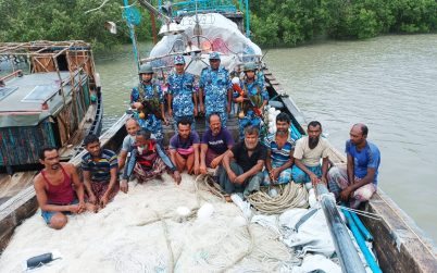 সাগরে ভাসছিলো ১১ জেলে