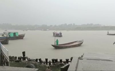 ভারী বৃষ্টিতে মোংলা বন্দরে ৫টি জাহাজের কাজ বন্ধ