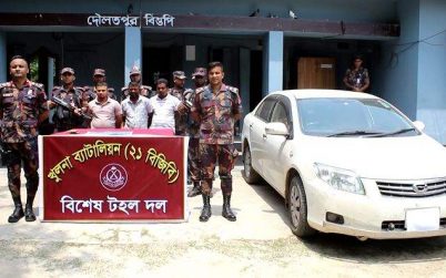 প্রাইভেট কারে মিললো ২ কোটি ৬৫ লাখ টাকার স্বর্ণ আটক-৩