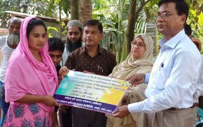 বাগেরহাটে নারী পোল্ট্রি খামারীদের মাঝে মুরগি বিতরণ