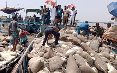 গরীব অসহায়দের চাল পশুর নদে,  ক্ষতিপূরণ দেবে ঠিকাদার