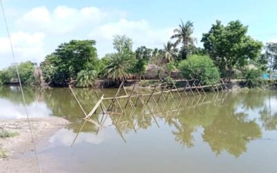 পাইকগাছায় নৈর নদীর উপর বাঁশের সাঁকো; পারাপারে চরম ভোগান্তি