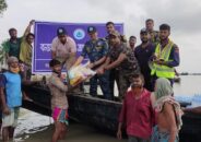 বন্যাদুর্গত ১২০০ পরিবারের মাঝে ত্রাণ বিতরণ করলেন মোংলা বন্দর কর্তৃপক্ষ