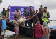 বন্যাদুর্গত ১২০০ পরিবারের মাঝে ত্রাণ বিতরণ করলেন মোংলা বন্দর কর্তৃপক্ষ