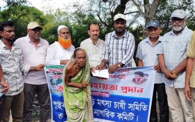 দেলুটির বন্যা দুর্গত এলাকায় নগদ অর্থ বিতরণ
