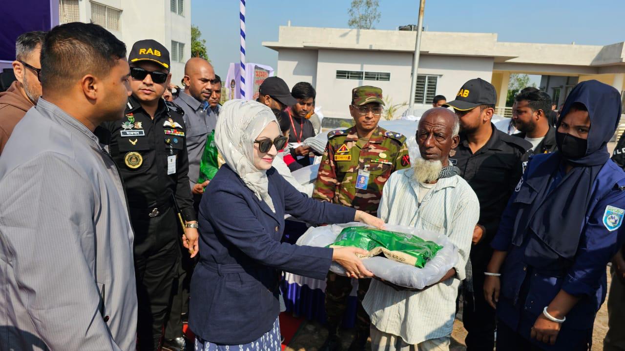 শীতার্ত মানুষের পাশে বাংলাদেশ নৌবাহিনী পরিবার কল্যাণ সংঘের প্রেসিডেন্ট