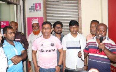 খুলনায় পদ্মা ব্যাংকে জমানো অর্থ ফেরত না পেয়ে বিপাকে গ্রাহকরা, ব্যাংকের সামনে বিক্ষোভ
