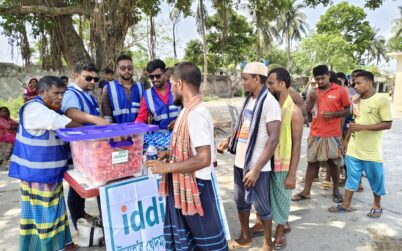 নগরীতে শ্রমজীবি মানুষের মাঝে ইদ্দিখার ফাউন্ডেশনের পানি ও তরমুজ বিতরন