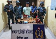 দিঘলীয়ায় নৌবাহিনীর অভিযানে মাদক ও দেশীয় অস্ত্রসহ আটক ১