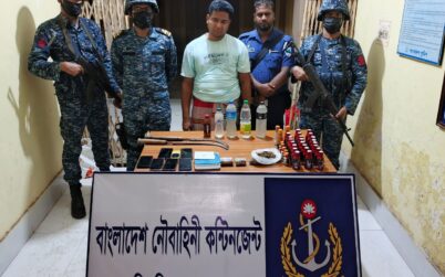 দিঘলীয়ায় নৌবাহিনীর অভিযানে মাদক ও দেশীয় অস্ত্রসহ আটক ১