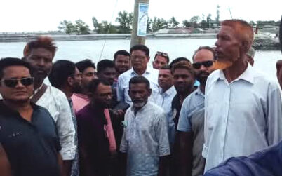 নদীভাঙনে ক্ষতিগ্রস্তদের দেবহাটা উপজেলা বিএনপি ত্রাণ বিতরণ