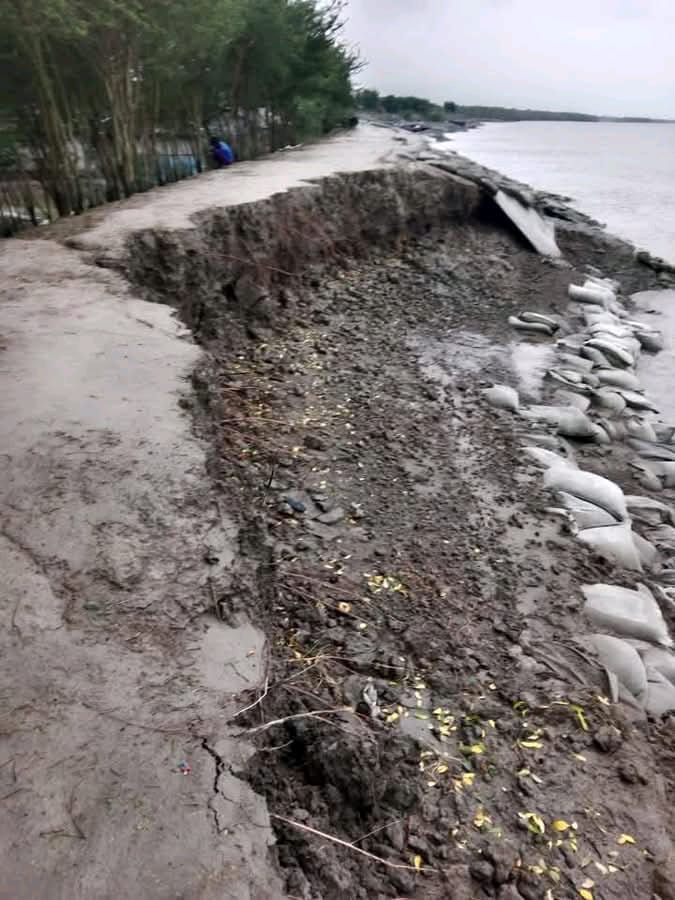 কপোতাক্ষ নদে বিলিন হলো পাউবোর ৩০০ মিটার বেঁড়িবাঁধ