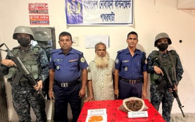 পাথরঘাটায় নৌবাহিনীর অভিযানে মাদক কারবারি আটক