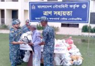 সেন্টমার্টিনে অসহায় ও কর্মহীন মানুষের মাঝে নৌবাহিনীর ত্রাণ বিতরণ