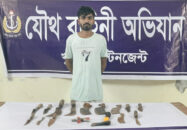 খুলনায় নৌবাহিনীর যৌথ অভিযানে দেশীয় অস্ত্রসহ আসামি আটক