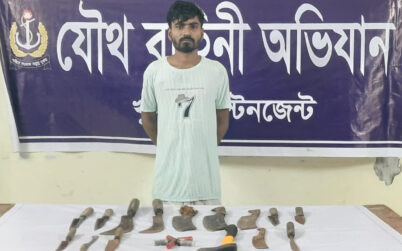 খুলনায় নৌবাহিনীর যৌথ অভিযানে দেশীয় অস্ত্রসহ আসামি আটক