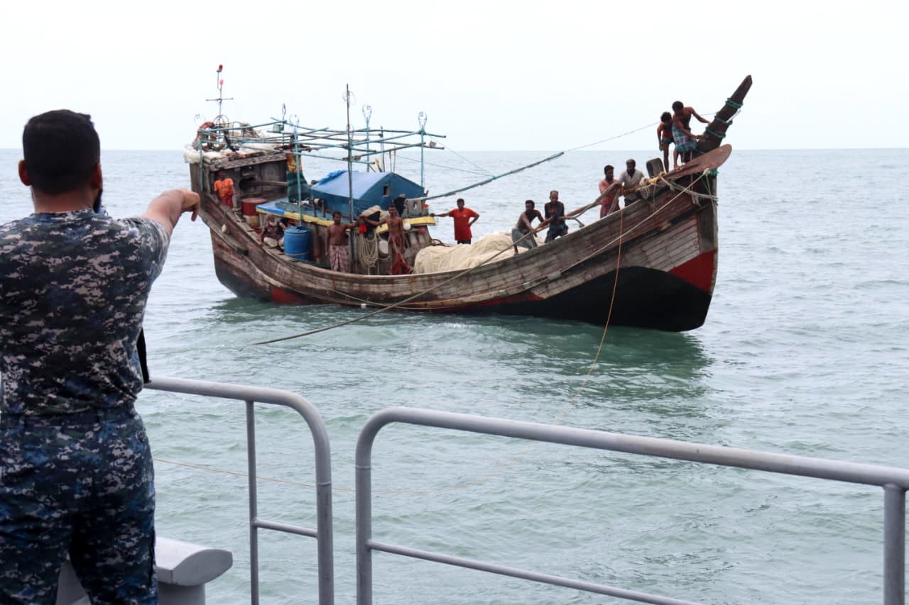 বঙ্গোপসাগরে ট্রলারসহ ১২ জেলেকে উদ্ধার নৌবাহিনীর