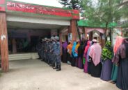বারাকপুরে অসহায় নারীদের বিনামূল্যে চাল দিলো যৌথ বাহিনী