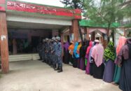 বারাকপুরে অসহায় নারীদের বিনামূল্যে চাল দিলো যৌথ বাহিনী