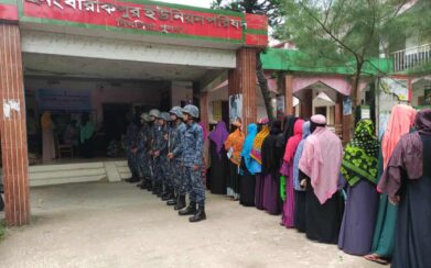 বারাকপুরে অসহায় নারীদের বিনামূল্যে চাল দিলো যৌথ বাহিনী
