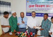 খুলনা ও সাতক্ষীরায় সড়ক দুর্ঘটনায় ক্ষতিগ্রস্ত পরিবারকে বিআরটিএর চেক বিতরণ