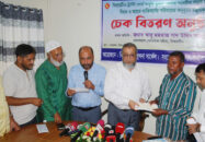 খুলনা ও সাতক্ষীরায় সড়ক দুর্ঘটনায় ক্ষতিগ্রস্ত পরিবারকে বিআরটিএর চেক বিতরণ
