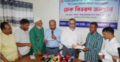 খুলনা ও সাতক্ষীরায় সড়ক দুর্ঘটনায় ক্ষতিগ্রস্ত পরিবারকে বিআরটিএর চেক বিতরণ