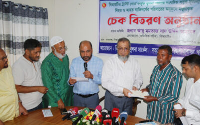 খুলনা ও সাতক্ষীরায় সড়ক দুর্ঘটনায় ক্ষতিগ্রস্ত পরিবারকে বিআরটিএর চেক বিতরণ