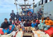 মায়ানমারে পাচারকালে খাদ্যসহ ১১ জন আটক করেছে নৌবাহিনী