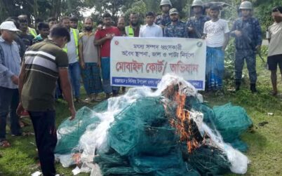 খুলনার তেরখাদায় নৌবাহিনীর অভিযানে অবৈধ কারেন্ট জাল ও চায়না দোয়ারী জাল আটক