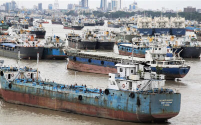 চট্টগ্রাম বন্দরে লাইটার জাহাজে হচ্ছে কৃত্রিম সংকট