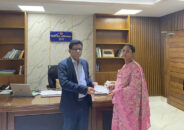 ৬জন সরকারি কর্মচারীর পরিবারকে ৪০ লাখ টাকার চেক হস্তান্তর