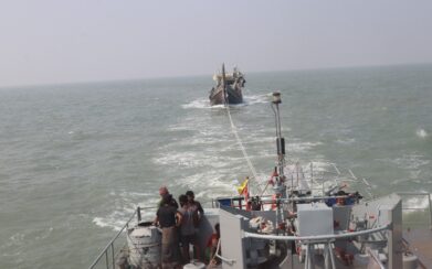 বঙ্গোপসাগরে ২৪ জেলেসহ ট্রলার উদ্ধার করেছে নৌবাহিনী