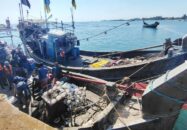 পাচারকালে সিমেন্ট বোঝাই বোটসহ নৌবাহিনীর হাতে ২২ জন আটক 