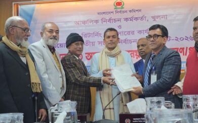 খুলনা-৩ আসনে বিএনপির প্রার্থী হিসেবে মনোনয়নপত্র জমা দিলেন রকিবুল ইসলাম বকুল