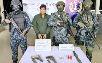 নৌবাহিনীর অভিযানে টেকনাফে আগ্নেয়াস্ত্রসহ ওয়ারেন্টভুক্ত আসামি আটক