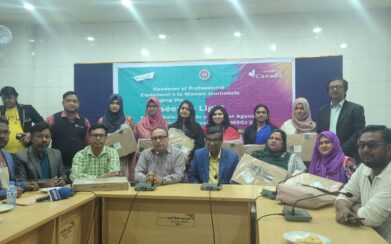 ল্যাপটপ সহায়তায় আশার আলো দেখছে নারী সাংবাদিকরা