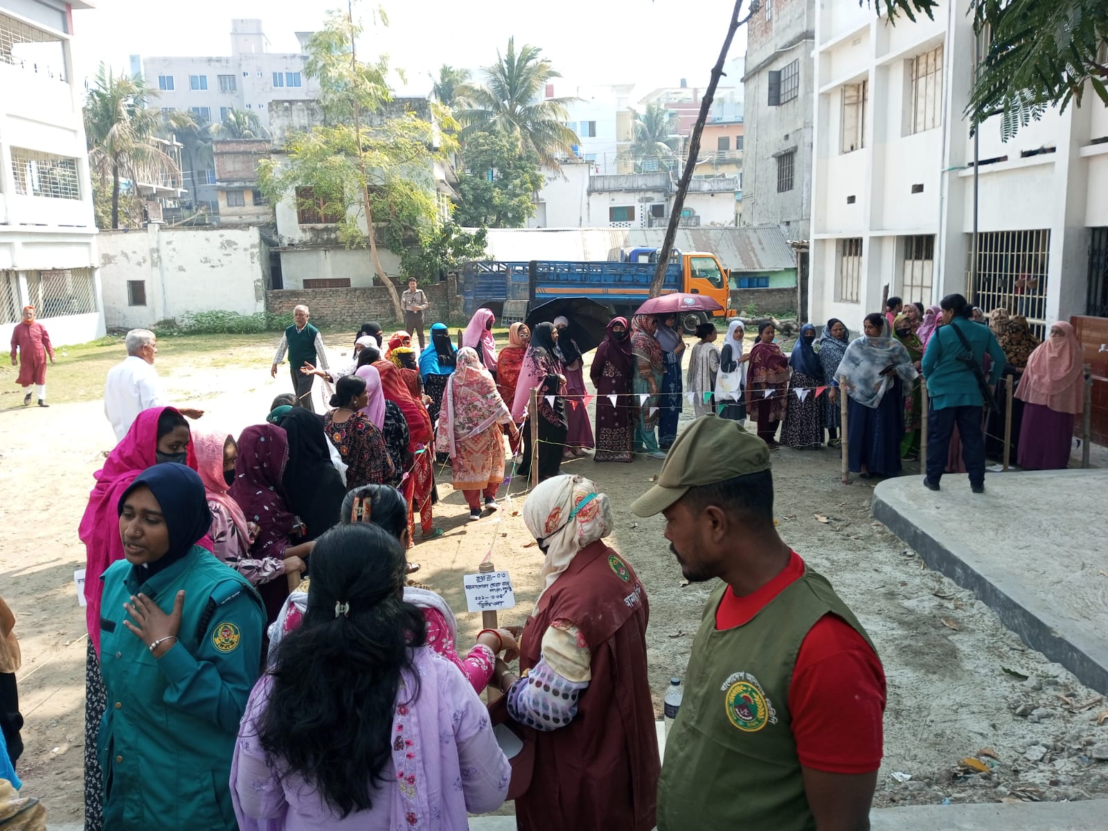 খুলনায় অপ্রীতিকর ঘটনা ছাড়াই চলছে ভোটগ্রহণ, ধাক্কায় বিএনপি নেতার মৃত্যুর অভিযোগ