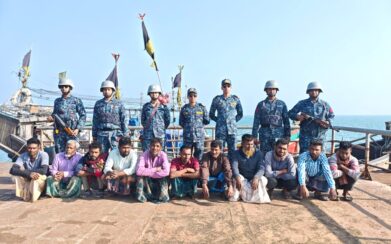 মায়ানমারে সিমেন্ট পাচারকালে নৌবাহিনীর হাতে আটক ১১