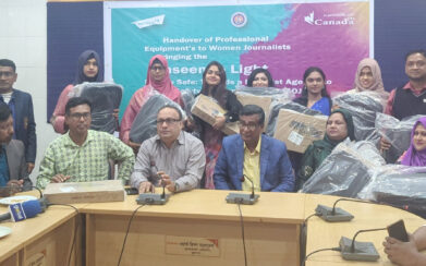 খুলনায় ৯ নারী সাংবাদিকের মাঝে বিজেপিসির ল্যাপটপ বিতরণ