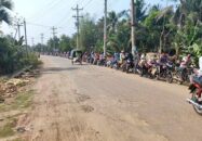 শ্যামনগরে তেলের জন্য মটরসাইকেলের দেড় কিলোমিটার লম্বা লাইন